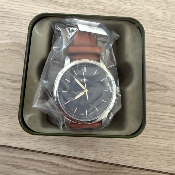 ⭐️ Firm Price ⭐️ NWT Men’s Fossil Tan Leather Strap Watch - Picture 2 of 4